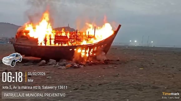Bote arde en llamas en Salaverry
