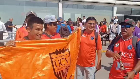 Hinchas del club Universidad César Vallejo (UCV) esperan al goleador Paolo Guerrero.