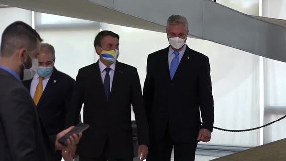 Bolsonaro regresa a Brasil y su ministro de Salud se queda en Nueva York con COVID-19