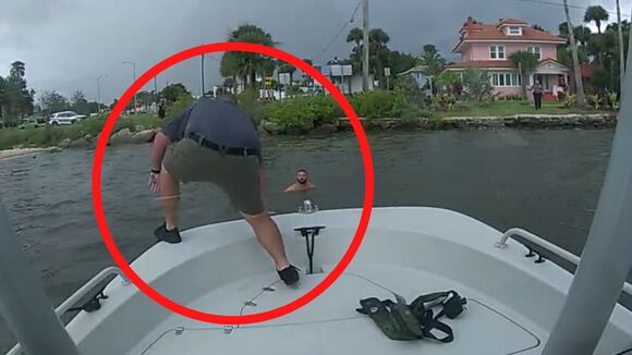 Policía de Florida salta al agua para arrestar a sospechoso de robo en barco
