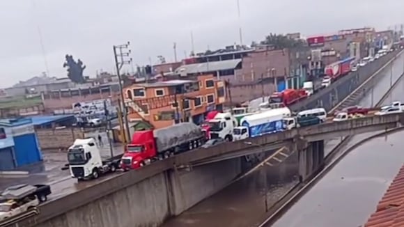CORREO | Camión se inunda en la Variante de Uchumayo