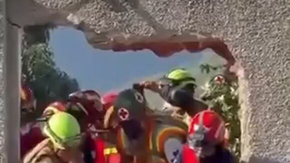 CORREO | Bomberos peruanos logran rescatar con vida a víctima atrapada en la Guaira - Venezuela