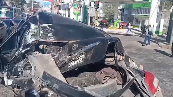 Dos heridos por choque de un bus del SIT a un auto en Cerro Colorado