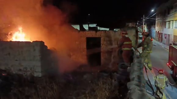 Controlan incendio en playa de estacionamiento en Arequipa
