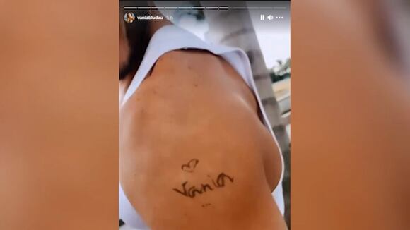 CORREO - ¿Mario Irivarren se tatuó el nombre de Vania Bludau en el brazo?