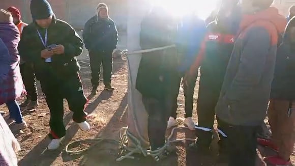 CORREO | Vecinos de Ciudad Nueva Los Rosales sorprendieron a un hombre dentro del camión estacionado en el patio de una casa. Fue atado, rociado con agua fría y entregado a la Policía.