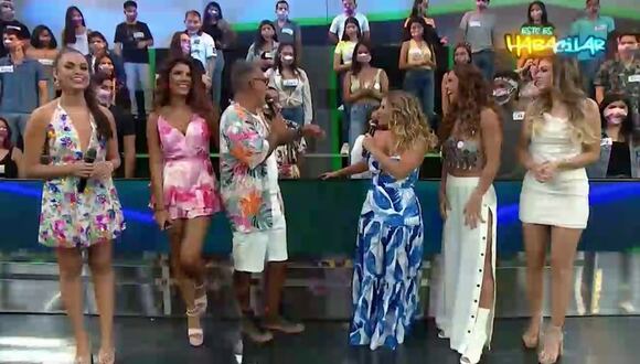 Johanna San Miguel conversa con la momia