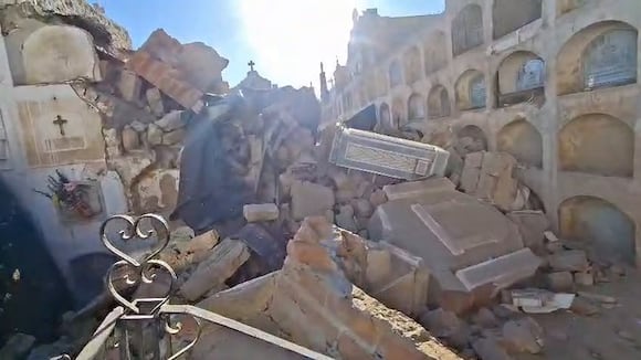 CORREO 2 | Más de 20 nichos quedan destruidos tras sismo de 6.1 en cementerio de Saraja