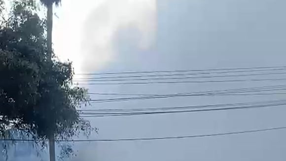 CORREO | Auto se incendia en Bajada Balta de Miraflores