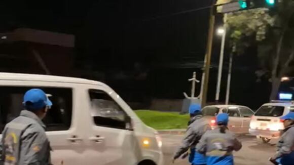 CORREO | Inspectores de Transporte de Arequipa casi son atropellados por conductor de combi informal