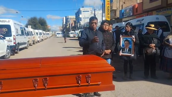 CORREO | Familiares y compañeros de trabajo llevan féretro al lugar del accidente y exigen justicia