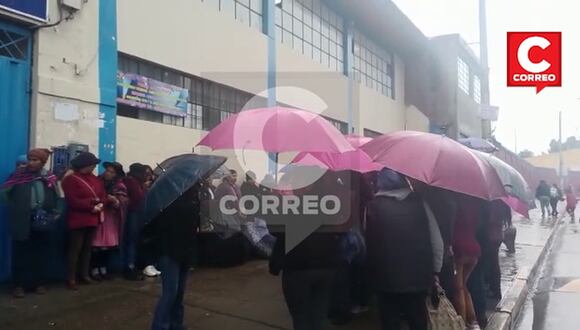 En plena lluvia padres de familia protestan exigiendo explicaciones por ingreso de adulta a I.E.