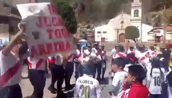 CORREO | Perú vs Australia: Niños y policías gritan en Huancavelica por la selección peruana