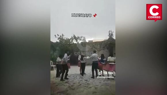 Correo I Bajo la lluvia y en medio del granizo, huancaínos bailan a ritmo de Santiago