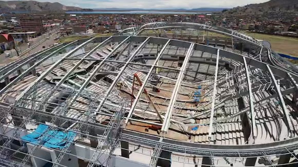 Puno: un muerto y nueve heridos tras caída de estructura metálica en obra del coliseo de Salcedo