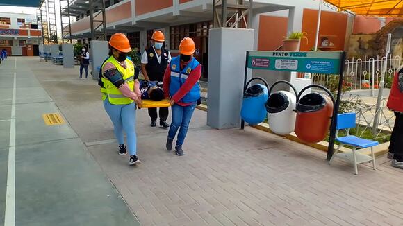 CORREO | Escolares participan en simulacro de sismo de grado VIII