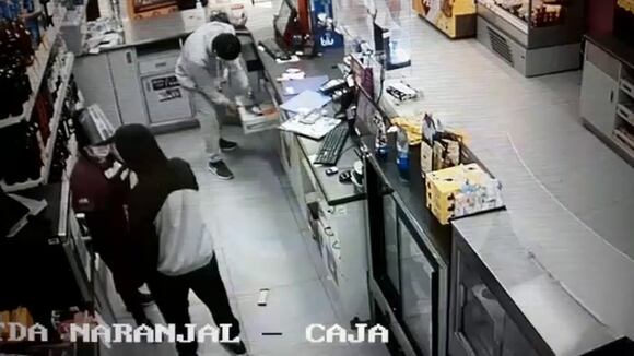 Tres menores roban dos tiendas Tambo en una hora tras amenazar con cuchillos a trabajadoras. (Video PNP)