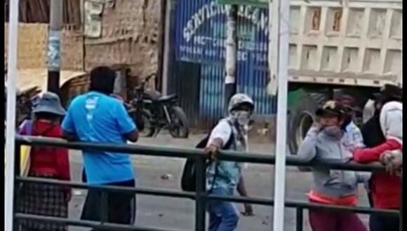 VIDEO | Arequipa: Manifestantes siguen agrediendo a policías de la comisaría de El Triunfo