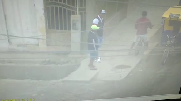 Cámara capta a presunto vendedor de droga en Tumbes
