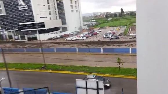 CORREO | Lluvias activan torrenteras y dejan vehículo atrapado y vías bloqueadas en Arequipa