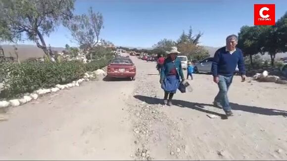 CORREO | Familias visitan a padres en cementerio de Arequipa