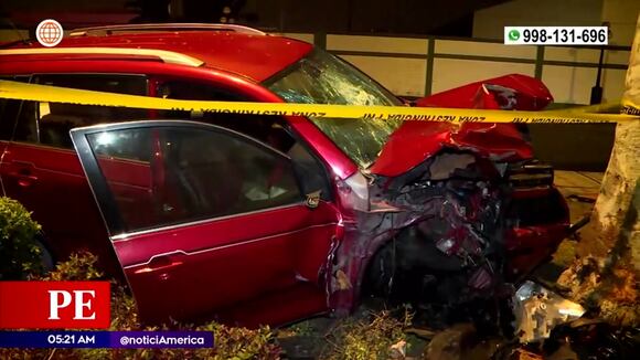 Auto pierde el control y termina empotrado contra el árbol de un parque
