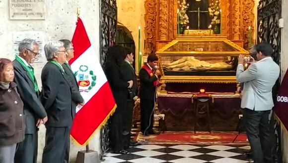 VIDEO | Entregan medalla de Honor a la imagen del Santo Sepulcro, en Arequipa