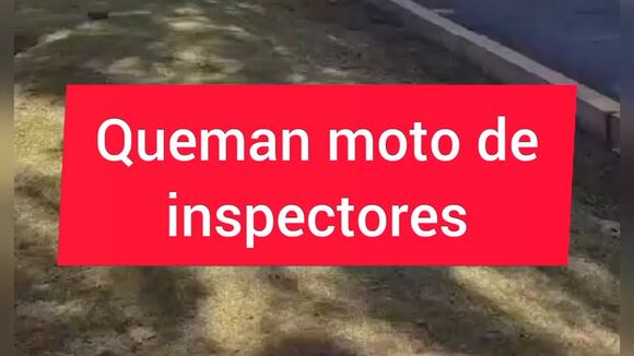 Transportistas informales queman motocicleta de inspectores municipales
