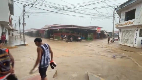 CORREO | Piura: fuertes lluvias convierten calles de Chulucanas en ríos y dificultan el tránsito de vecinos
