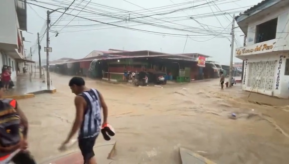 CORREO | Piura: fuertes lluvias convierten calles de Chulucanas en ríos y dificultan el tránsito de vecinos