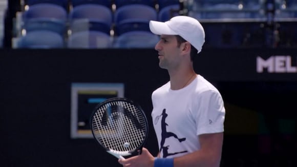 Novak Djokovic entrena en sede de Open de Australia tras victoria legal