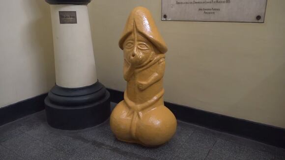 Colocan escultura erótico en municipio de Trujillo