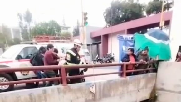 CORREO | Rescatan a perrito que cayó a torrentera en Arequipa