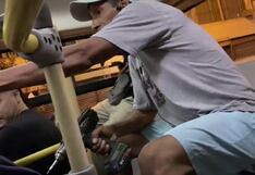 Metropolitano: Captan a pasajero desarmando baranda de bus con destornillador eléctrico (VIDEO)