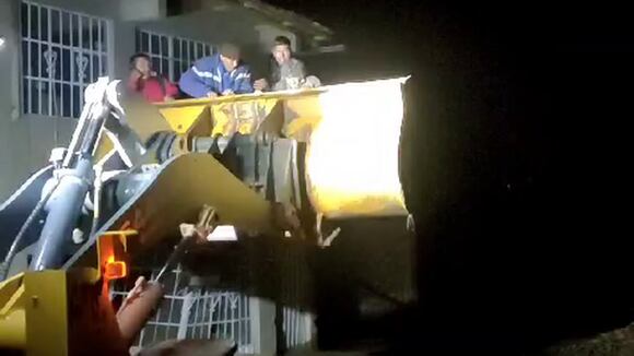 Rescatan a familia tras desborde río en La Unión