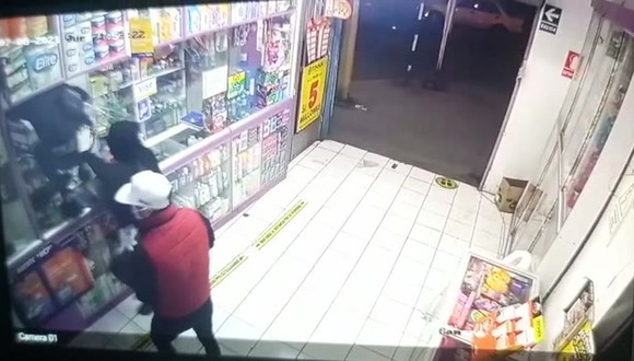 Hampones roban botica en 15 segundos y policías los atrapan en El Agustino. (Video: PNP)