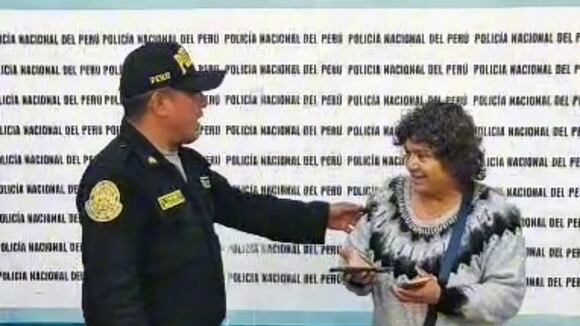 Policía honrado devuelve celular en Trujillo
