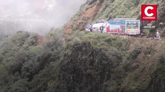 Deslizamiento de cerro casi arrastra a vehículos en Piura | CORREO