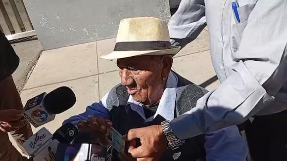 Con 101 años y acompañado de su hijo, dio lección de civismo en Arequipa