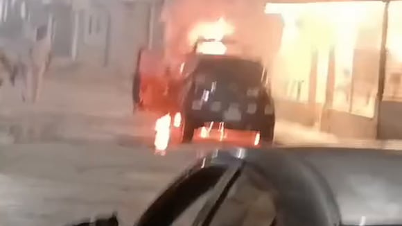 Auto arde en llamas en Huanchaco