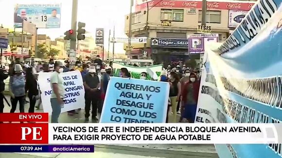 Vecinos de Ate e Independencia bloquean la estación Naranjal del Metropolitano