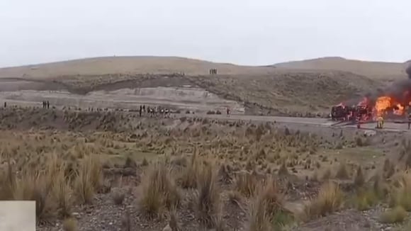 CORREO | Cisterna con combustible vuelca y se incendia en la vía Arequipa - Cusco