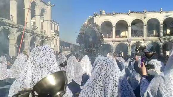 CORREO | Procesión del Señor de los Milagros en Arequipa