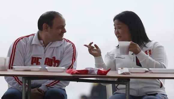 Mark Vito acompaña a su esposa Keiko Fujimori durante desayuno electoral (Video: Latina TV)