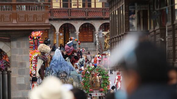 Mucha nostalgia en grabaciones de Transformers en la Plaza Mayor de Cusco