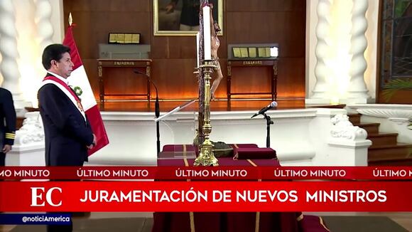 Pedro Castillo toma juramento a nuevos ministros