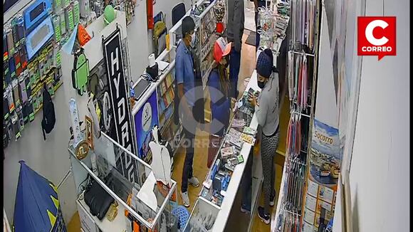 Cámara de seguridad capta robo de laptop en tienda de Huancayo