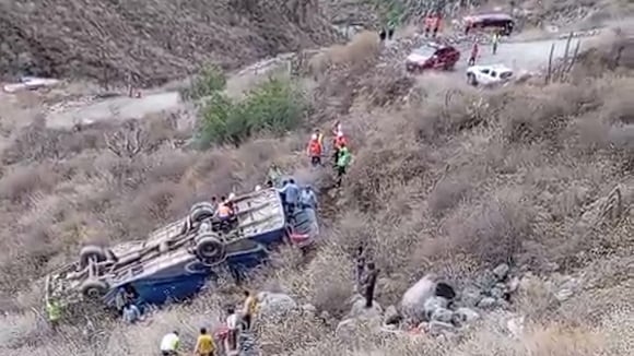 CORREO | Bus que transportaba obreros a la mina Inmaculada cae a un acantilado en La Unión