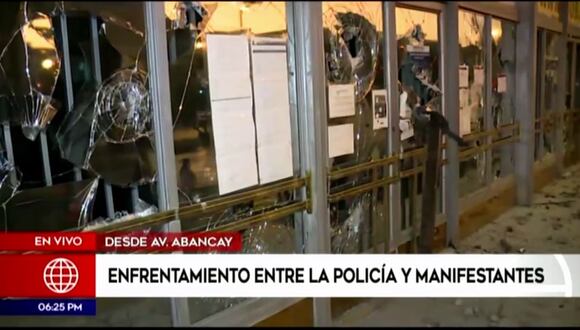 Manifestantes rompen vidrios