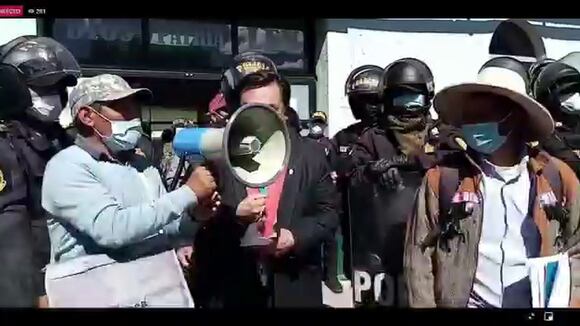 Pobladores ingresan ataúd a local de la Fiscalía y destrozan expedientes en reclamo por feminicidio en Espinar